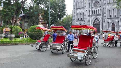 los turistas disfrutan de paseos en bicicleta cerca de la histórica catedral