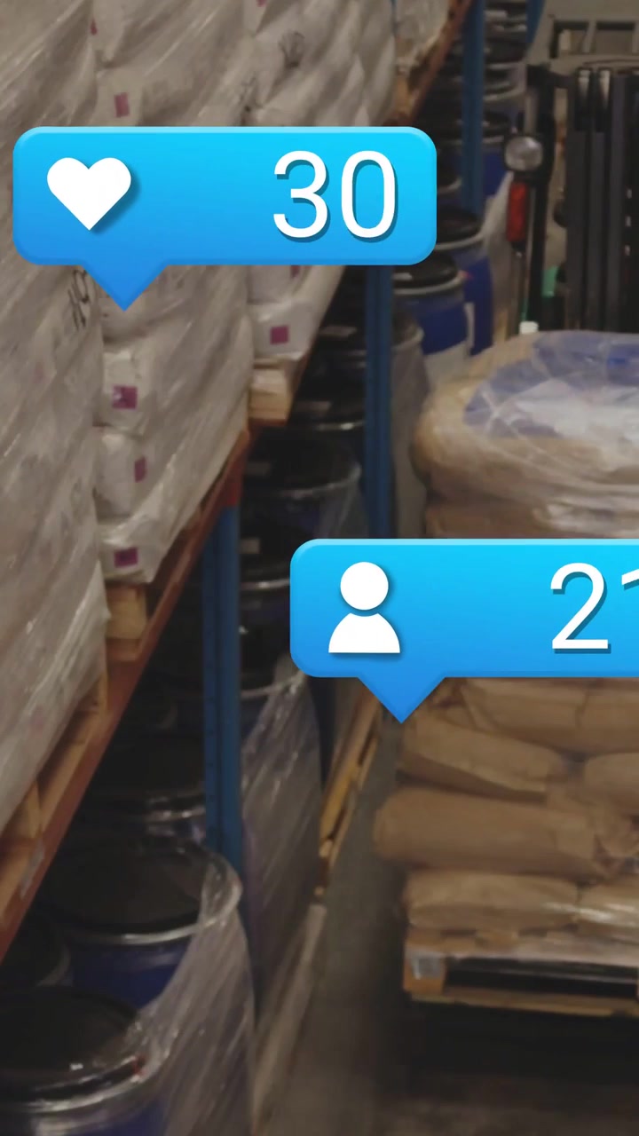 Vídeo vertical: Trabalhador de armazém movendo palete para envio enquanto empilhadeira aparece, com contadores de corações ou usuários subindo