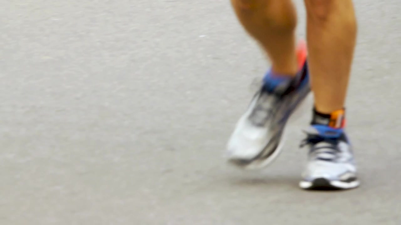 Primo piano dei piedi di un corridore che fa jogging