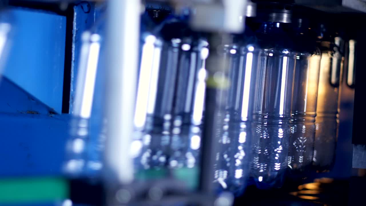 botellas de agua para mascotas nuevas que salen de la cámara de calefacción después de la producción. 4k.