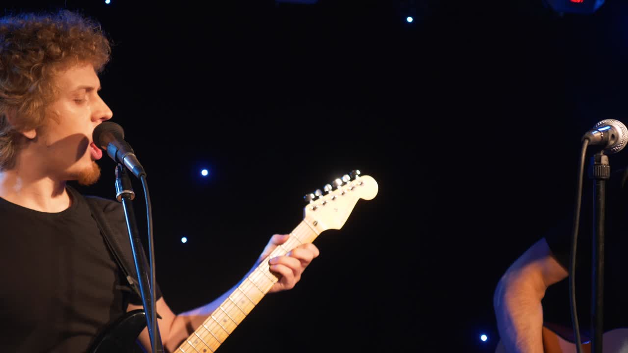 콘서트 록 밴드, 두 개의 전기 기타와 함께 무대에서 공연하는 가수, 뮤직비디오 크, 헤비 메탈 또는 록 그룹, 느린 동작 악기 연주 두 사람의 밴드