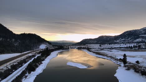 Impresionante-Puesta-De-Sol-De-Invierno-Sobre-El-Río-Thompson-Con-Montañas-Nevadas-En-Kamloops-Bc