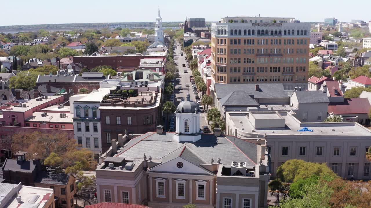 사우스 캐롤라이나 주 찰스턴의 역사적인 프랑스 터에 있는 오래된 교환 및 provost dungeon 건물의 근접 공중 push-in