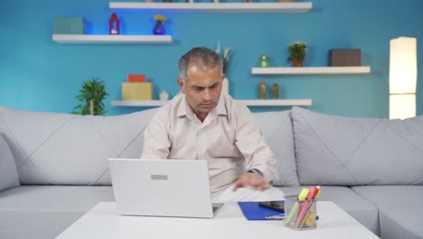 Hombre-Trabajador-De-Oficina-En-Casa-Tomando-Un-Descanso-De-Su-Trabajo.