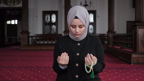 muslim woman worshipping