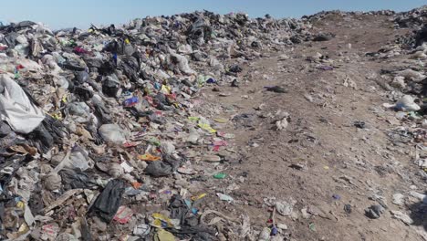 Residuos-Plásticos-No-Aptos-Para-El-Reciclaje-En-El-Sector-De-Disposición-Final-De-Una-Instalación-De-Procesamiento-De-Residuos.