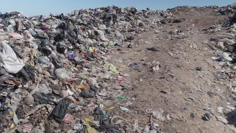 residuos plásticos no aptos para el reciclaje en el sector de eliminación final de una instalación de tratamiento de residuos