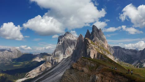 video aéreo de drones de impresionantes montañas y acantilados italianos con fondo de cielo azul