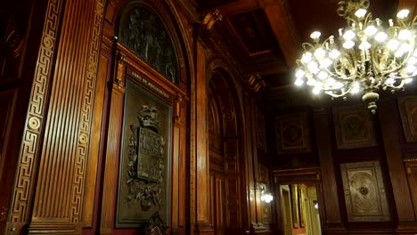 Beleuchtete-Große-Lampe,-Die-Von-Der-Decke-Des-Saals-Der-Generalversammlungen-Im-Palacio-Da-Bolsa-In-Porto,-Portugal,-Hängt