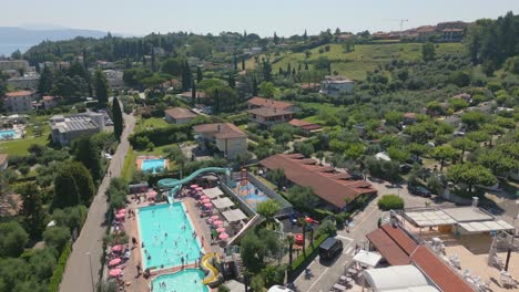 Drone-Dolly-Sobre-Pintorescas-Instalaciones-Recreativas-En-El-Hermoso-Lago-De-Garda,-Italia