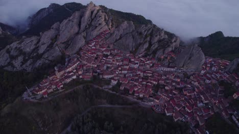 Historisches-Dorf-Pietrapertosa-Im-Dolomiti-Lucane-gebirge-Bei-Sonnenaufgang,-Antenne