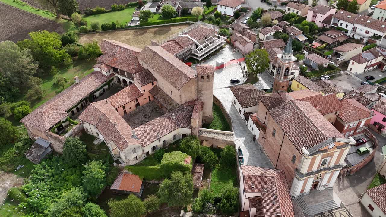 Il borgo di Calendasco nella provincia di Piacenza, con il Castello medievale di Calendasco, la Chiesa di Santa Maria Assunta e la vasta Pianura Padana rurale.