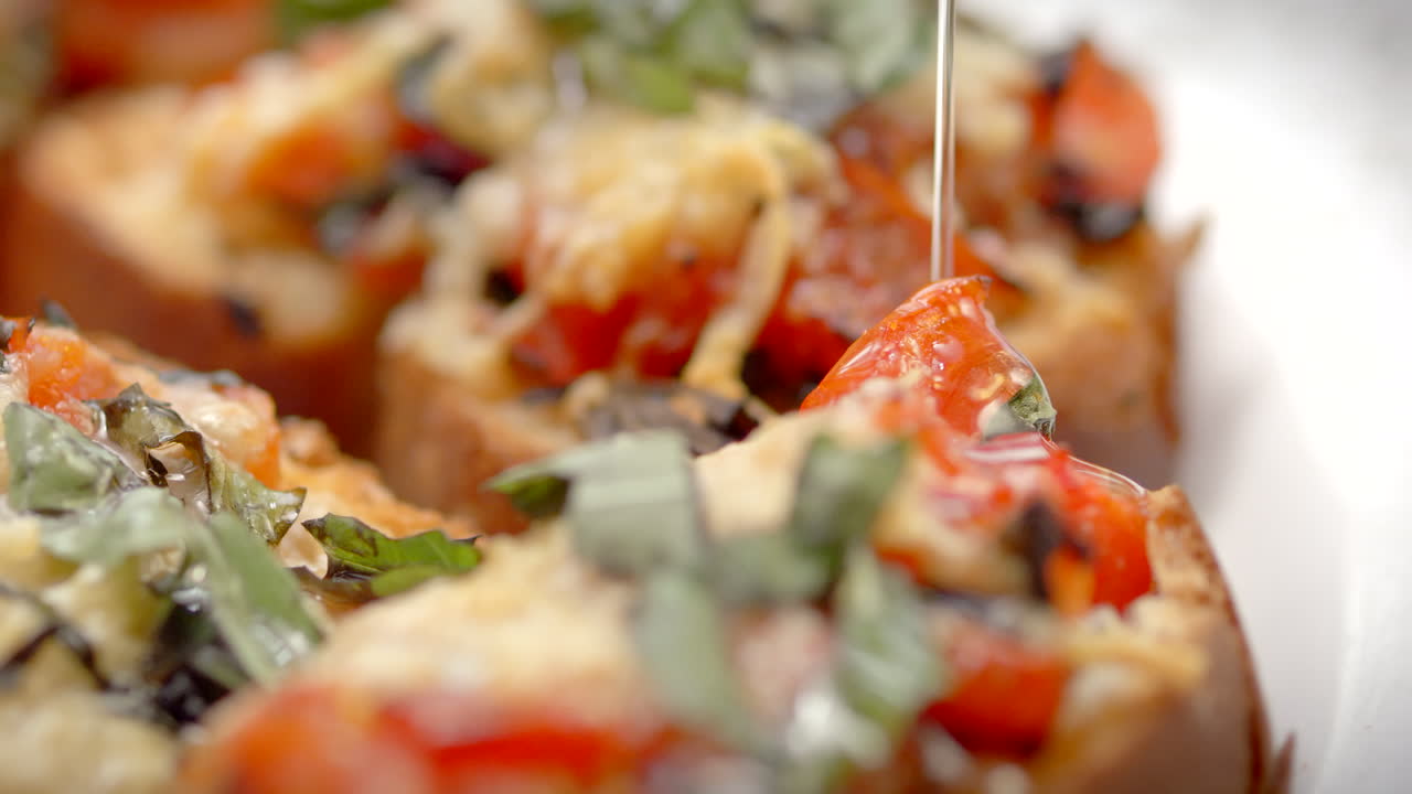 토마토, 마늘, 양파, 지중해 식단, 탄수화물을 곁들인 구운 빵 브로체타를 닫습니다.