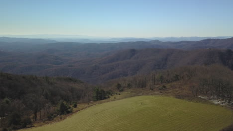 Hohe-Luftdrohnenaufnahme-Der-Aussicht-Auf-Den-Blue-Ridge-Mountain-An-Einem-Klaren-Wintertag