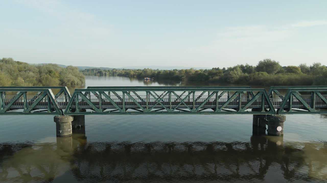 Vihreä junasilta ulottuu Shannon-joen yli lähellä Limerickin kaupunkia Irlannissa.