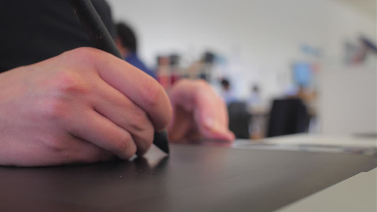 Dettaglio di mano che usa una penna grafica