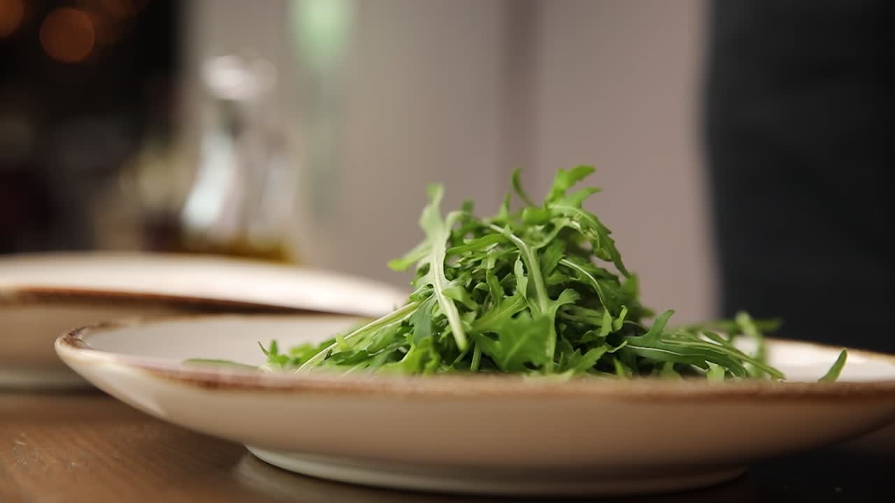 el chef está preparando ensalada de rúcula.