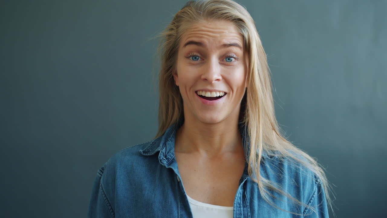 eine frau mit einem überraschten gesichtsausdruck