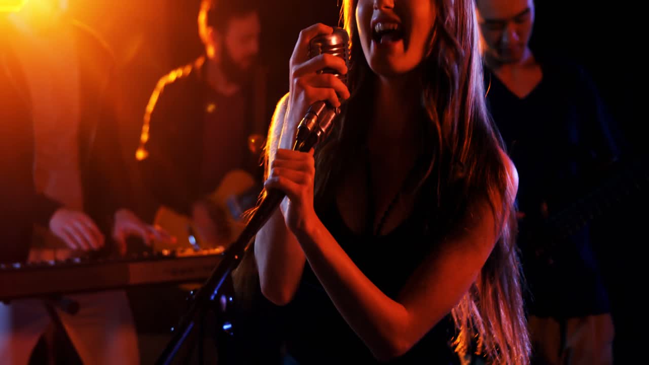 banda tocando en el estudio