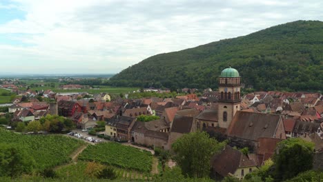 Die-Kirche-Der-Auffindung-Des-Heiligen-Kreuzes-Oder-Église-Sainte-Croix-Ist-Die-Größtenteils-Mittelalterliche-Pfarrkirche-Der-Kleinen-Stadt-Kaysersberg