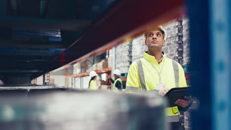 homme, vérification de l'inventaire à l'entrepôt