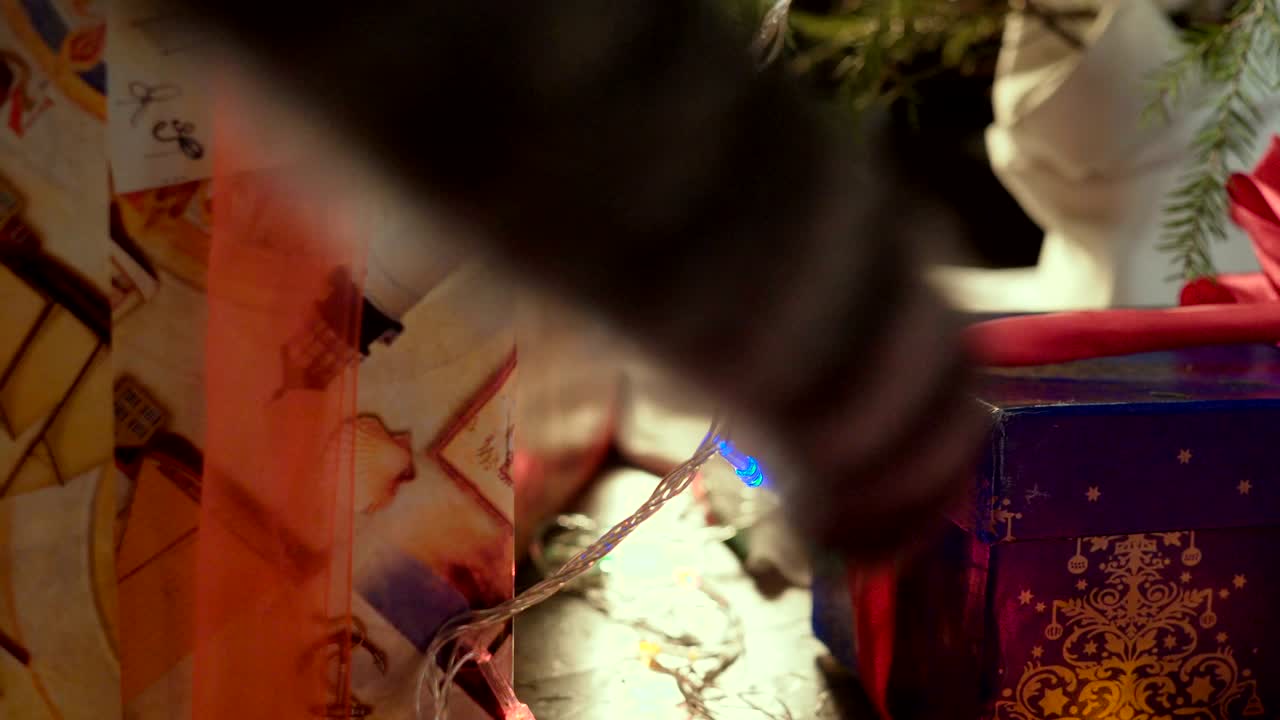 gato cerca del árbol de navidad y regalos