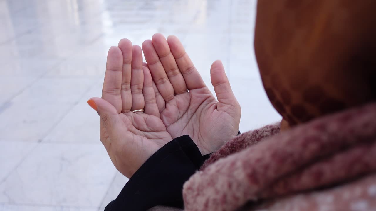 모스크 에서 기도 하는 무슬림 여자