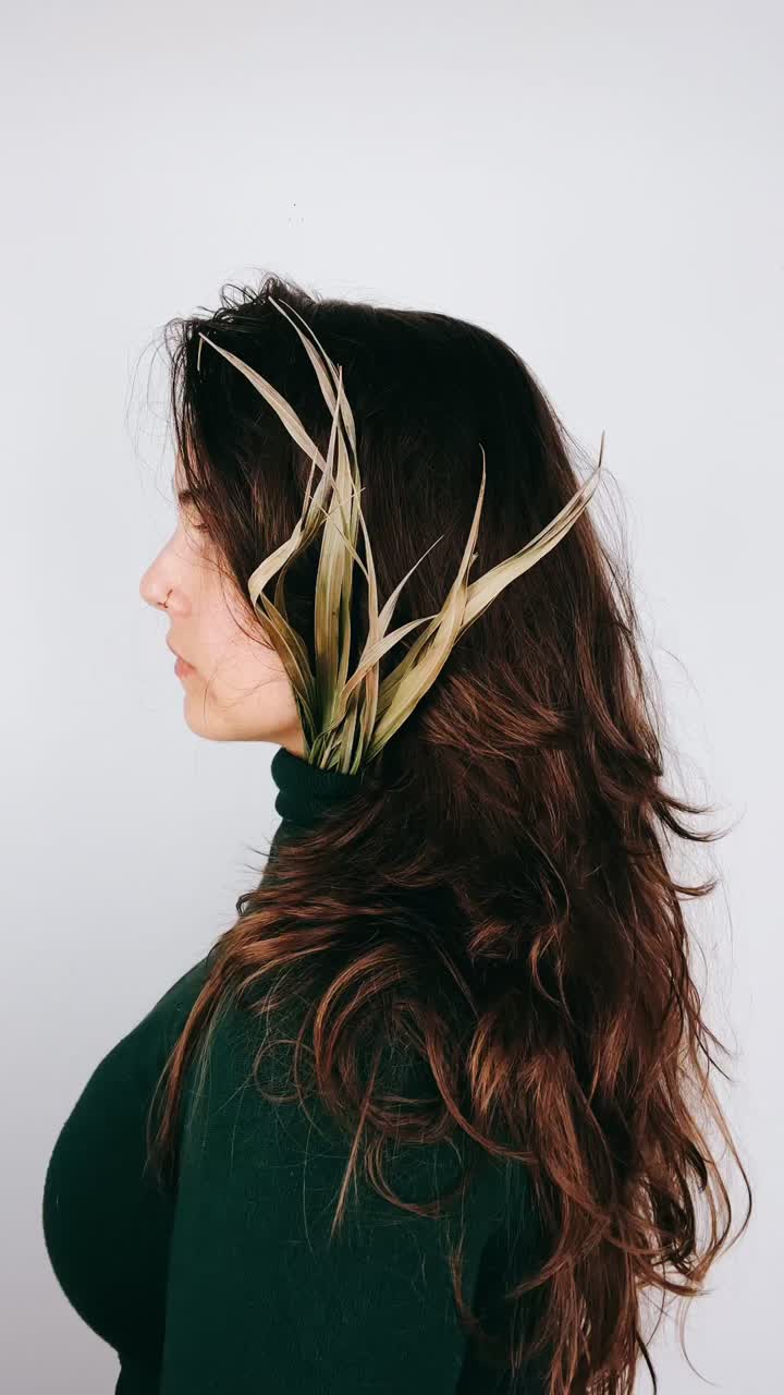 mujer con hierba seca en el cabello