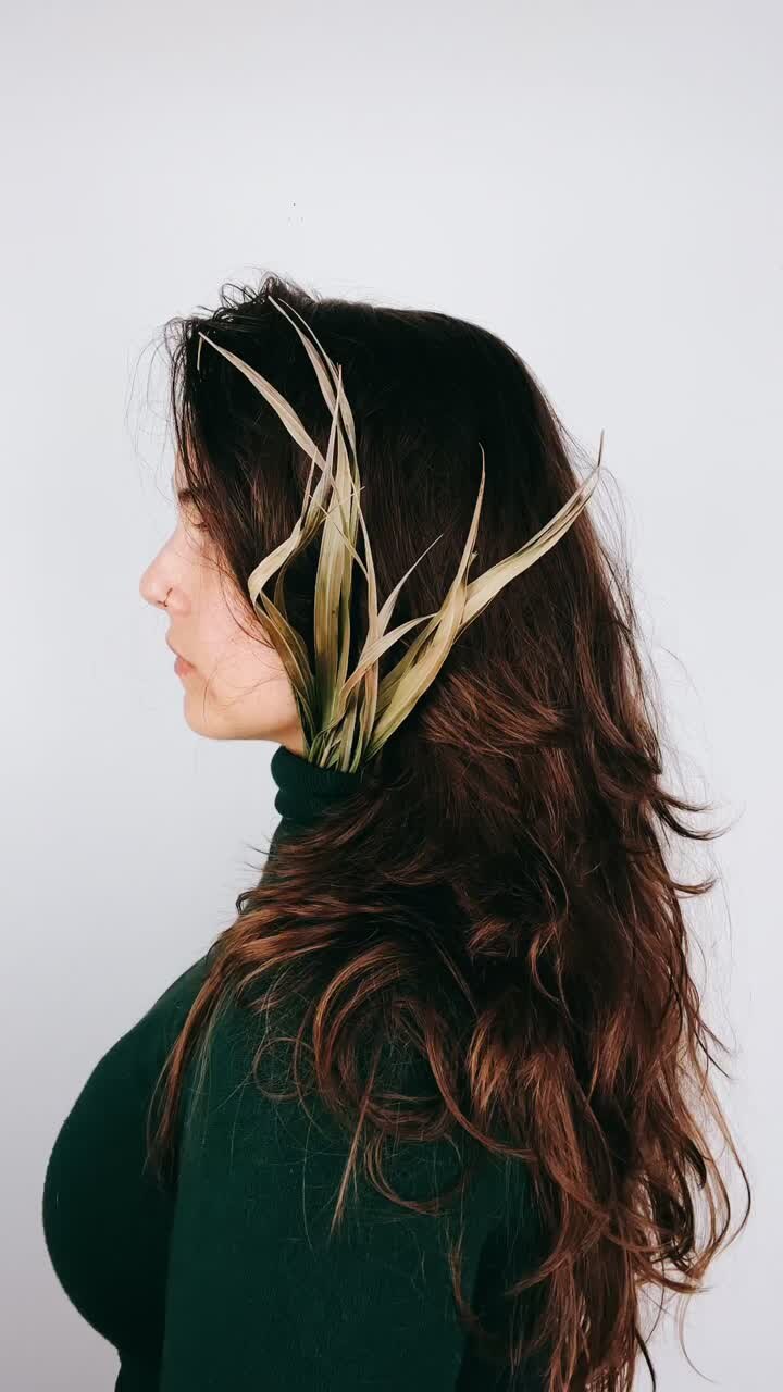 Donna con erba secca tra i capelli