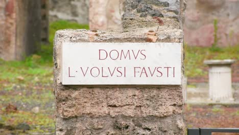 Ruins-of-famous-Pompeii-city,-Italy