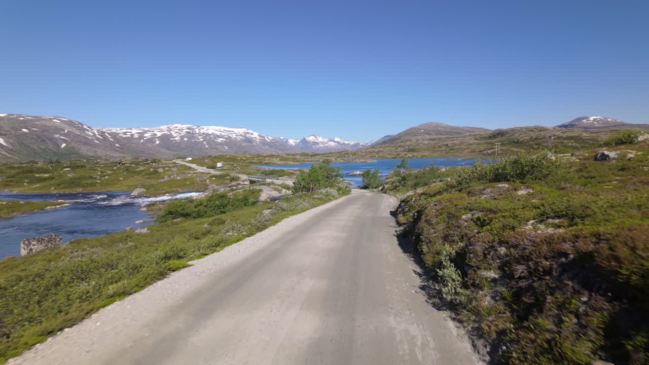 En vej gennem Trollheimen-bjergkæden i det centrale Norge. POV-optagelse