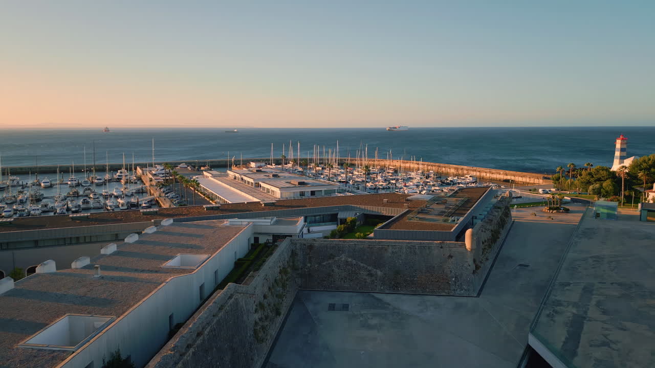 drone vista yates puerto en la luz del sol del océano de la noche. veleros colocados en el puerto