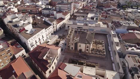 Antena:-Templo-De-Diana,-Mérida,-España---Maravilla-Del-Patrimonio-Romano---Panoramica
