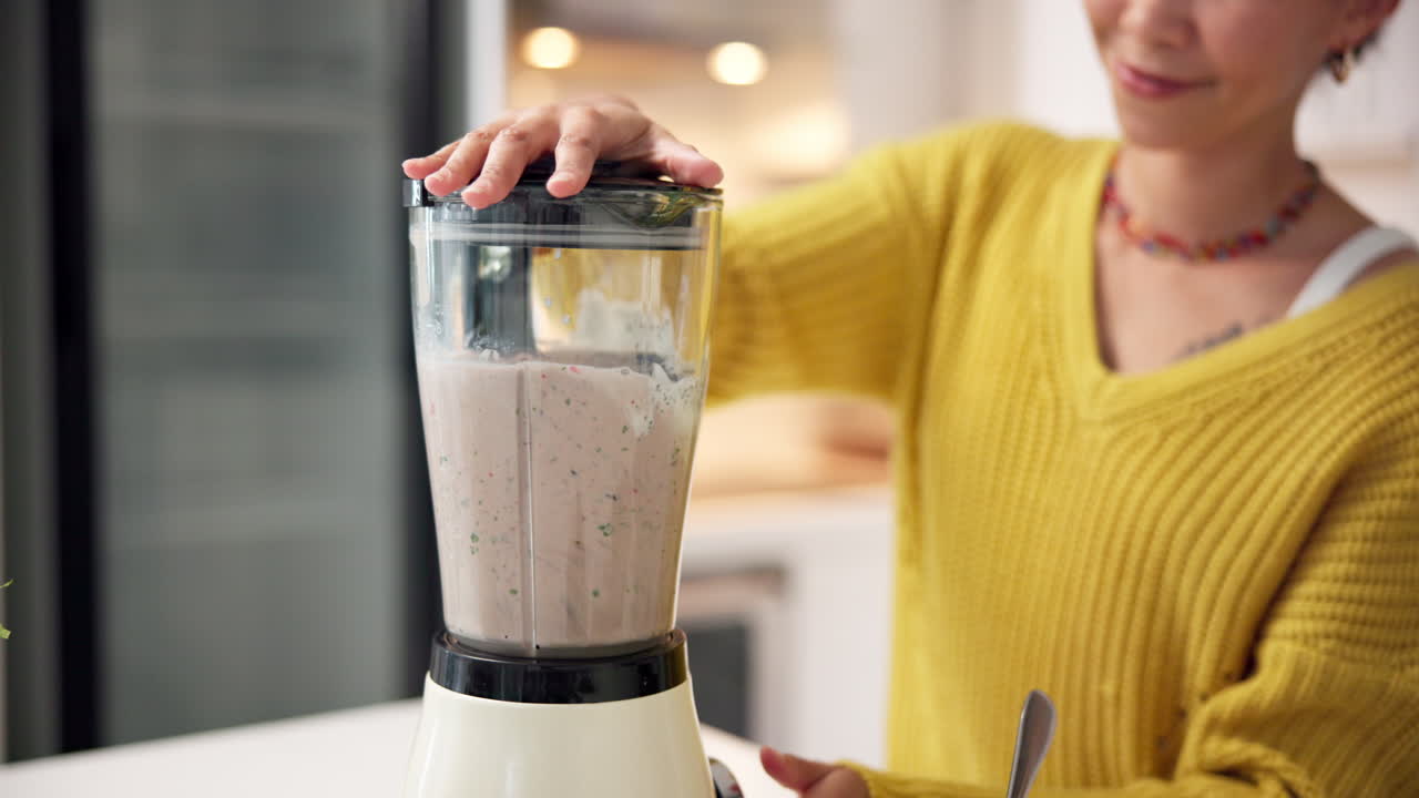Una mujer haciendo un batido