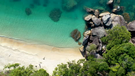 Disparo-De-Dron-Descendente-Hacia-La-Playa-Y-El-Agua-Azul-Clara,-Isla-Fitzroy-Australia