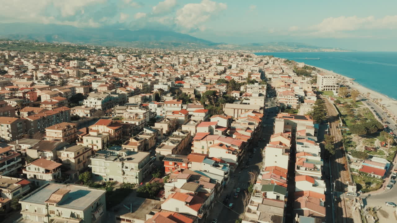 Perto do Mar Mediterrâneo, a cidade de Siderno, na costa da Calábria