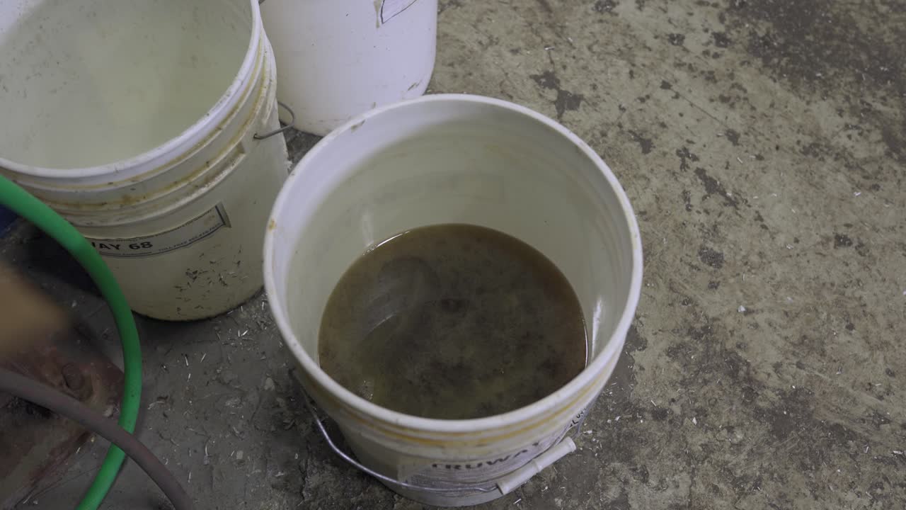 더러운 산업용 기름 폐기물 로 가득 찬 버 ⁇