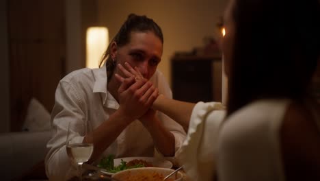 una cita romántica para cenar.