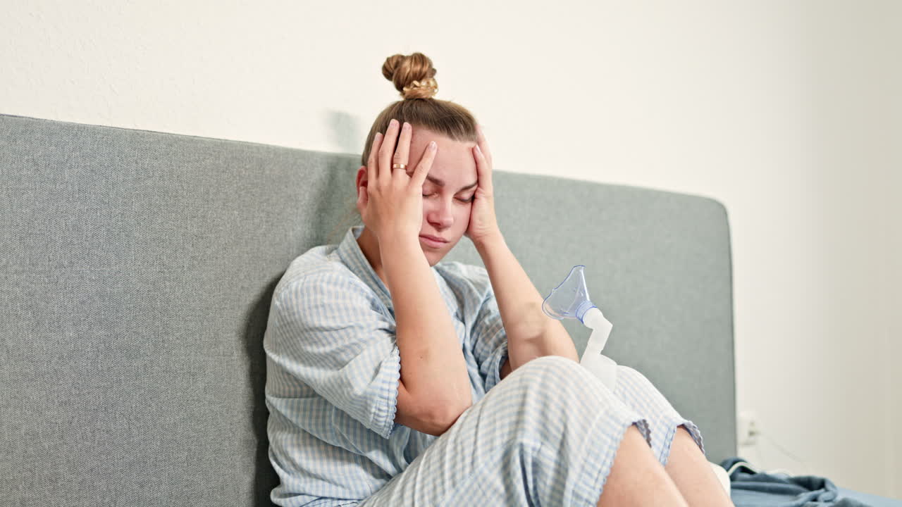Mladá žena obratně zvládá svou úzkost a emoční tíseň doma, oblečená v pohodlném oblečení, zatímco hledá pocit klidu a pohody ve svém osobním prostoru