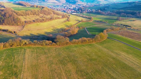 Goldene-Stunde-über-üppige-Landschaften-Und-Kurvenreiche-Straßen