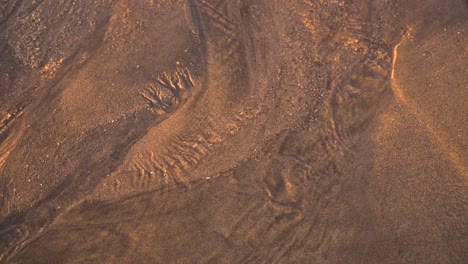 Erosión-De-Arena-Costera-De-4k-En-La-Playa-Después-De-Fuertes-Lluvias-Mientras-El-Agua-Se-Abría-Camino-Hacia-El-Océano