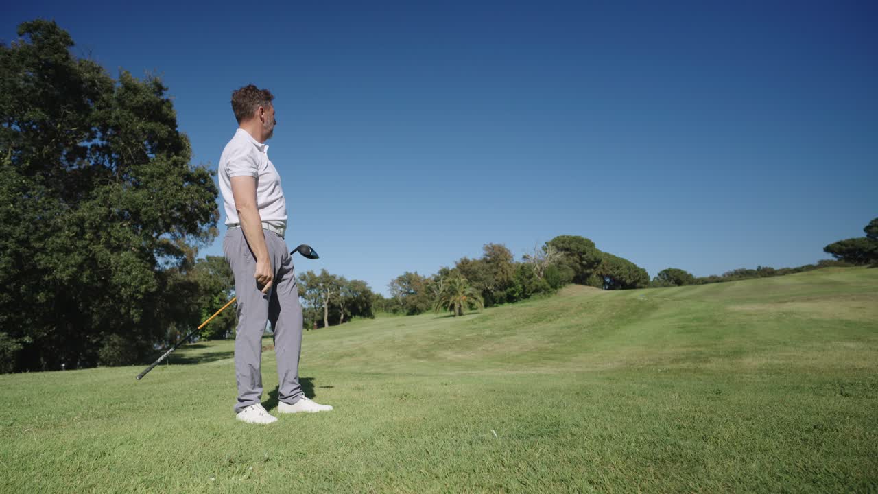 은 날 골프를 하는 남자