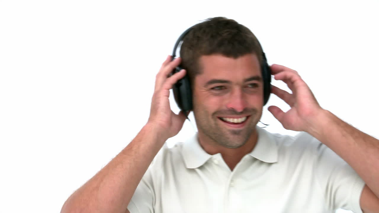 hombre feliz escuchando música