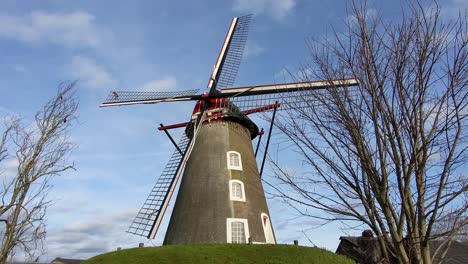 Primer-Plano-De-Un-Molino-De-Viento-Holandés-Tradicional-En-El-Campo-En-Los-Países-Bajos