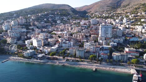 Toma-Aérea-En-órbita-De-Sarande,-Albania-Y-La-Playa-Turquesa