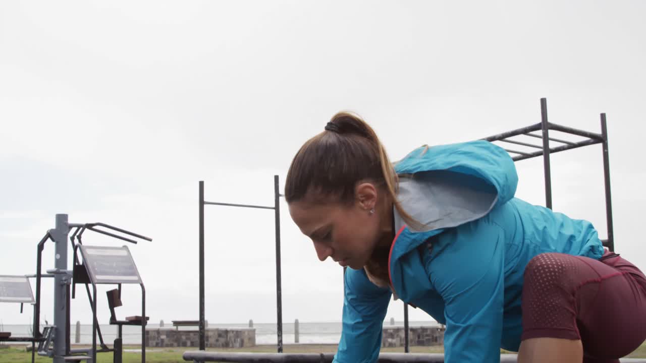 mujer caucásica deportiva haciendo ejercicio en un gimnasio al aire libre durante el día