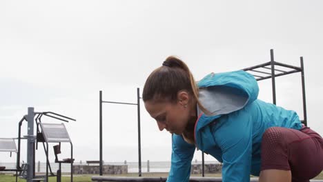 Sportliche-Kaukasische-Frau,-Die-Tagsüber-In-Einem-Fitnessstudio-Im-Freien-Trainiert