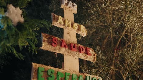 wooden christmas sign with "paz", "amor", and "saúde" decorations