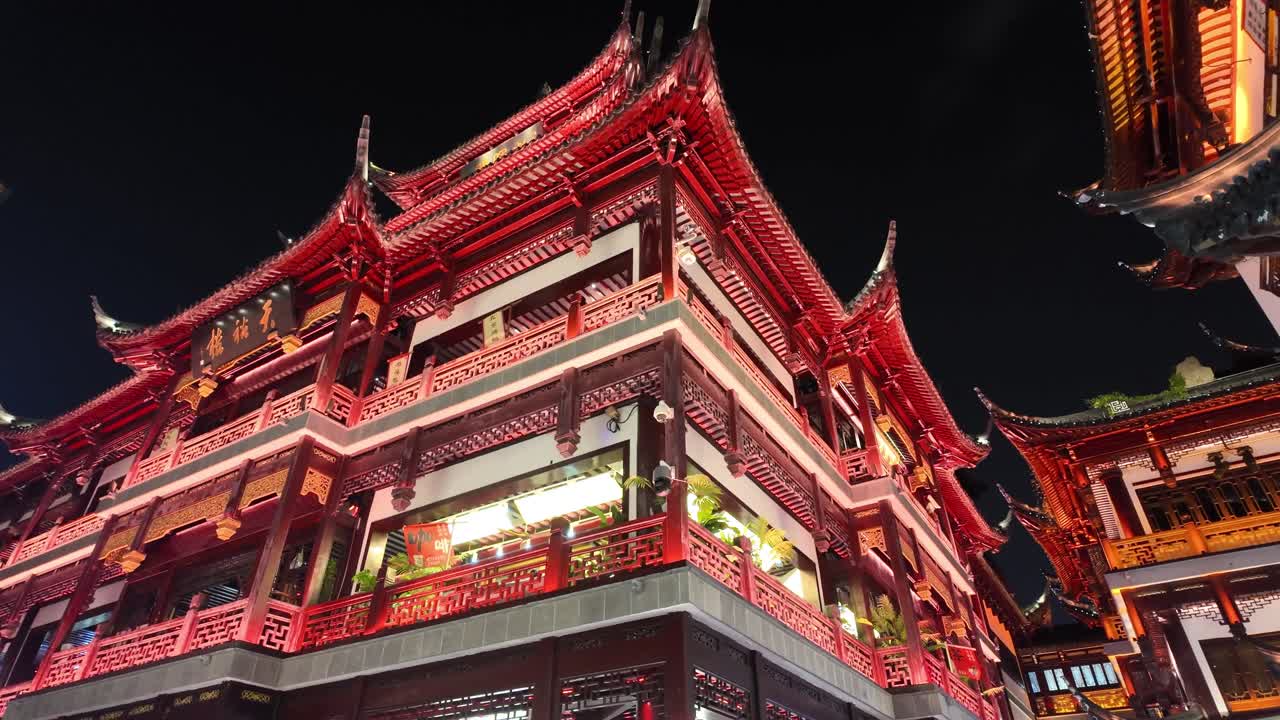 Gyldne lys, gamle hustage og smalle gader skaber en betagende natlig æstetik i Yuyuan, et af Shanghais mest ikoniske historiske kvarterer.