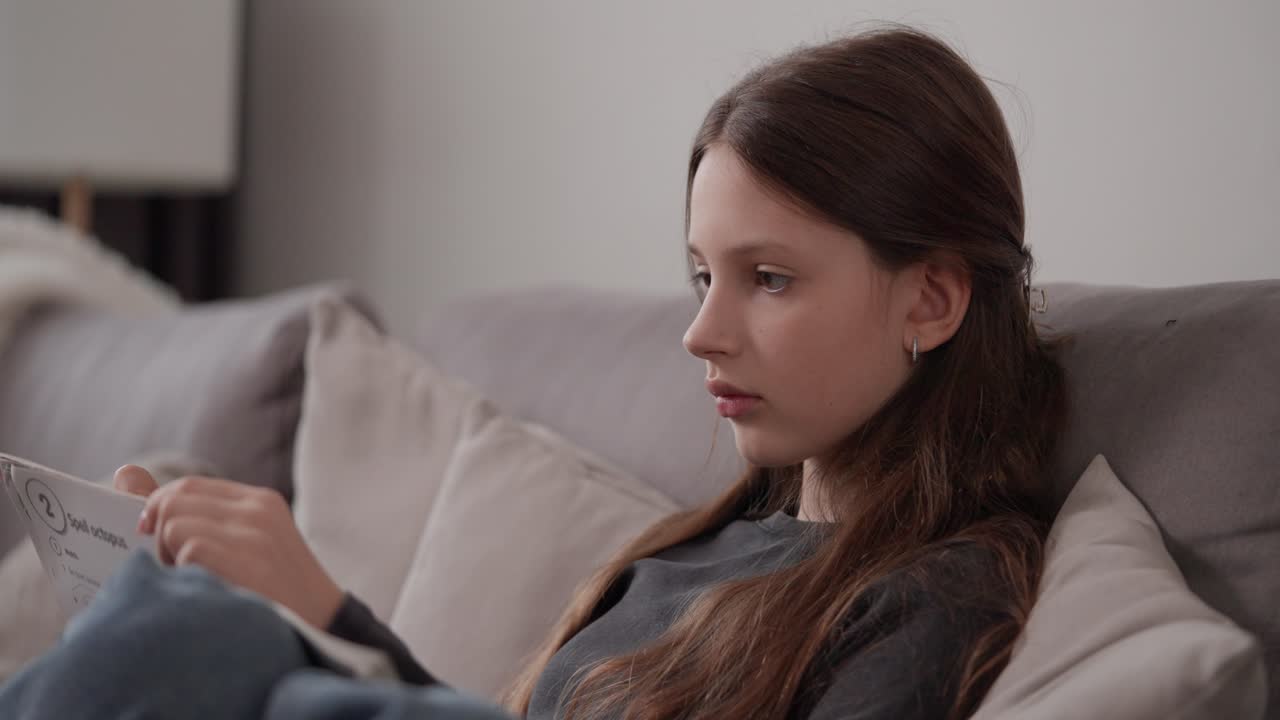 chica leyendo un libro en el sofá